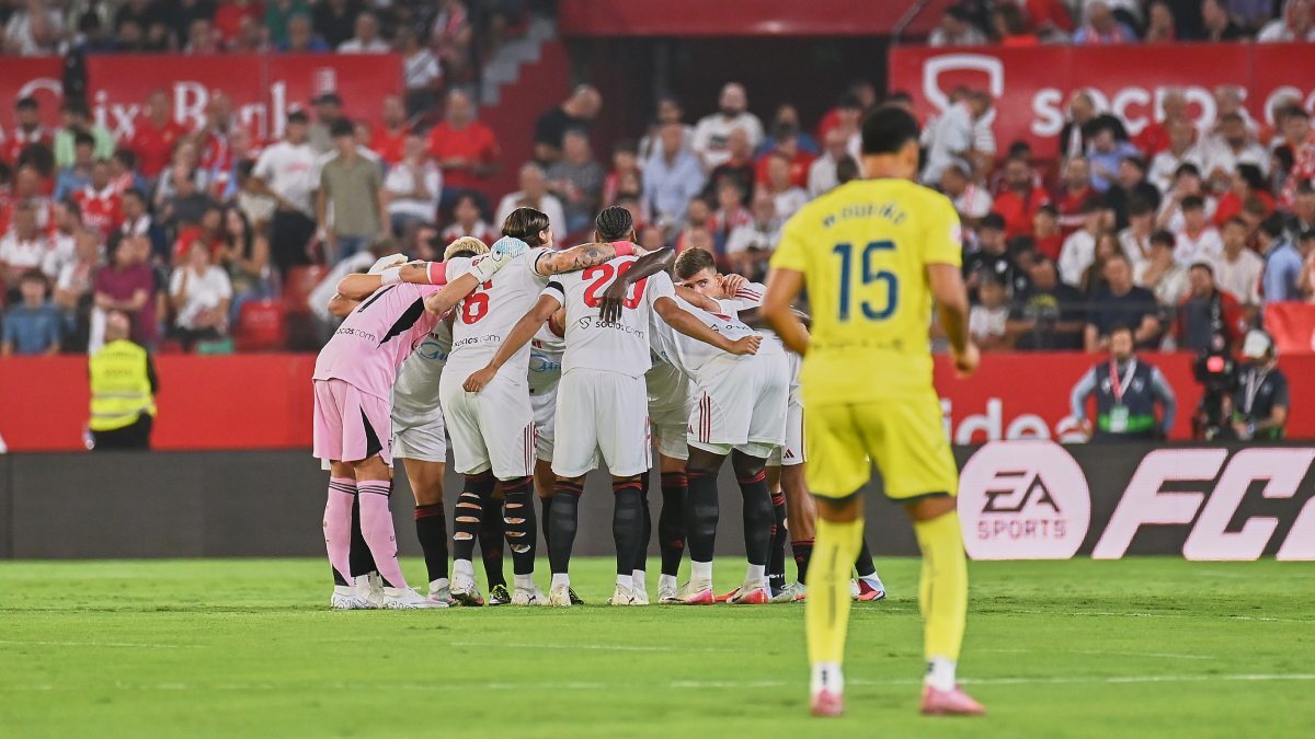 Los jugadores del Sevilla FC antes del partido contra el Villarreal CF | Salvador López Medina para El MIRA