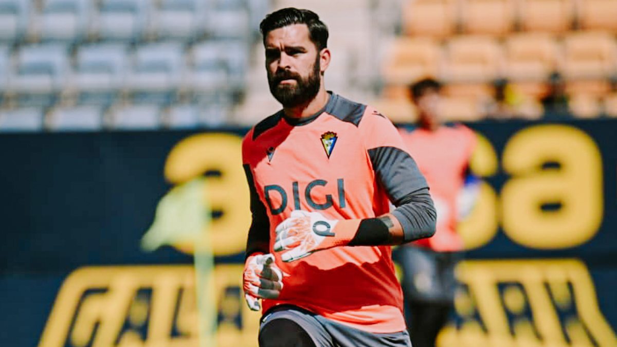 Calentamiento de David Gil antes del Cádiz CF - AD Ceuta | CCF