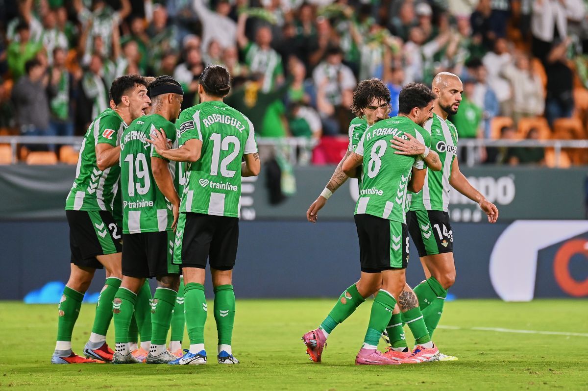 Los jugadores del Betis celebran el gol de Abde en el Real Betis - Osasuna | Salvador López Medina para El MIRA