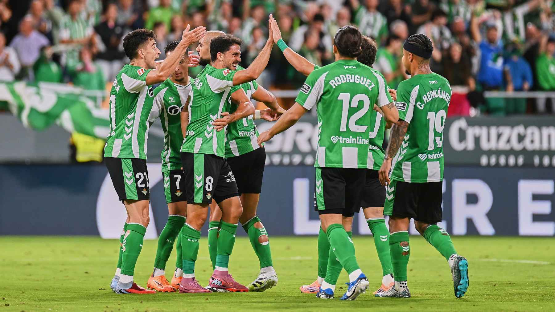 Los jugadores del Betis celebran el gol de Abde en el Real Betis - Osasuna | Salvador López Medina para El MIRA