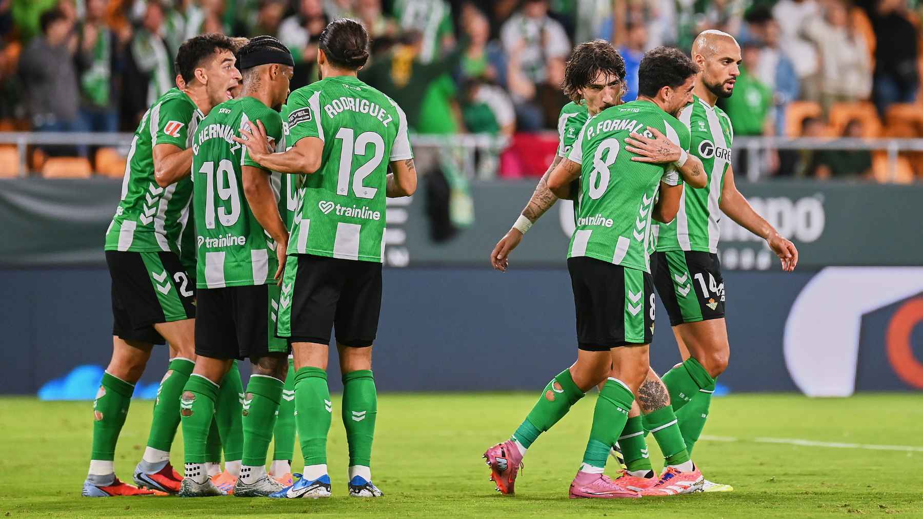 Los jugadores del Betis celebran el gol de Abde en el Real Betis - Osasuna | Salvador López Medina para El MIRA