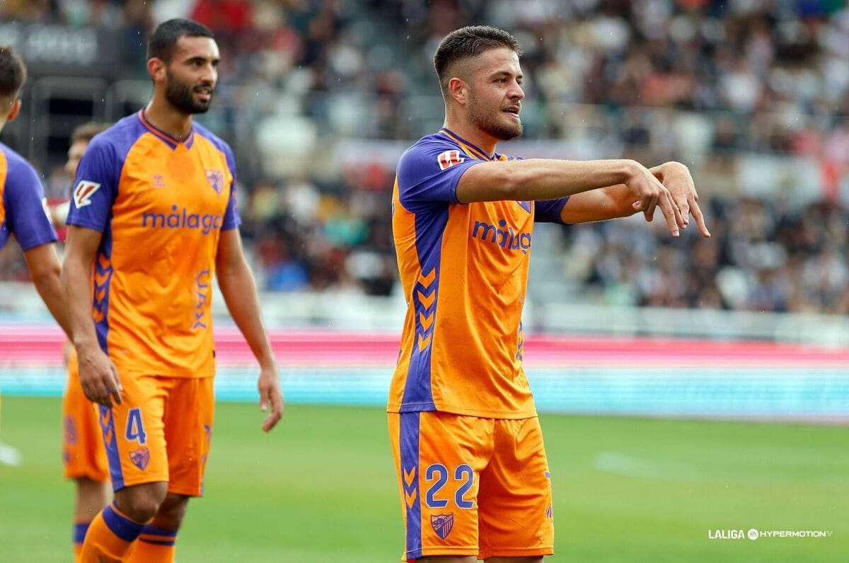 Dani Lorenzo celebrando su gol en el Burgos CF - Málaga CF | LaLiga Hypermotion