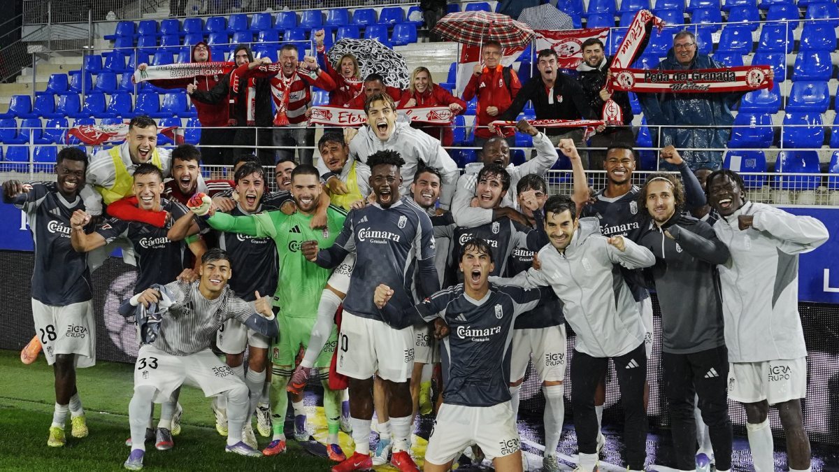 Los jugadores del Granada CF celebran, junto a su afición, la victoria obtenida en El Alcoraz | GCF
