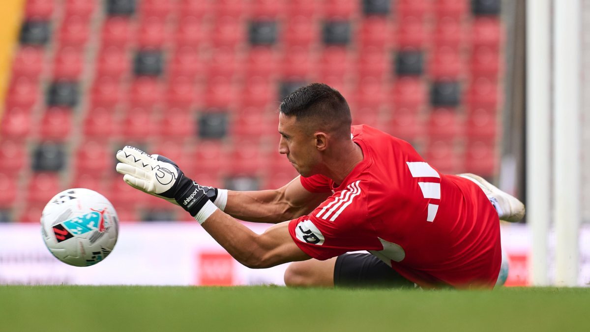 Odysseas Vlachodimos en el calentamiento del Rayo Vallecano - Sevilla FC | SFC