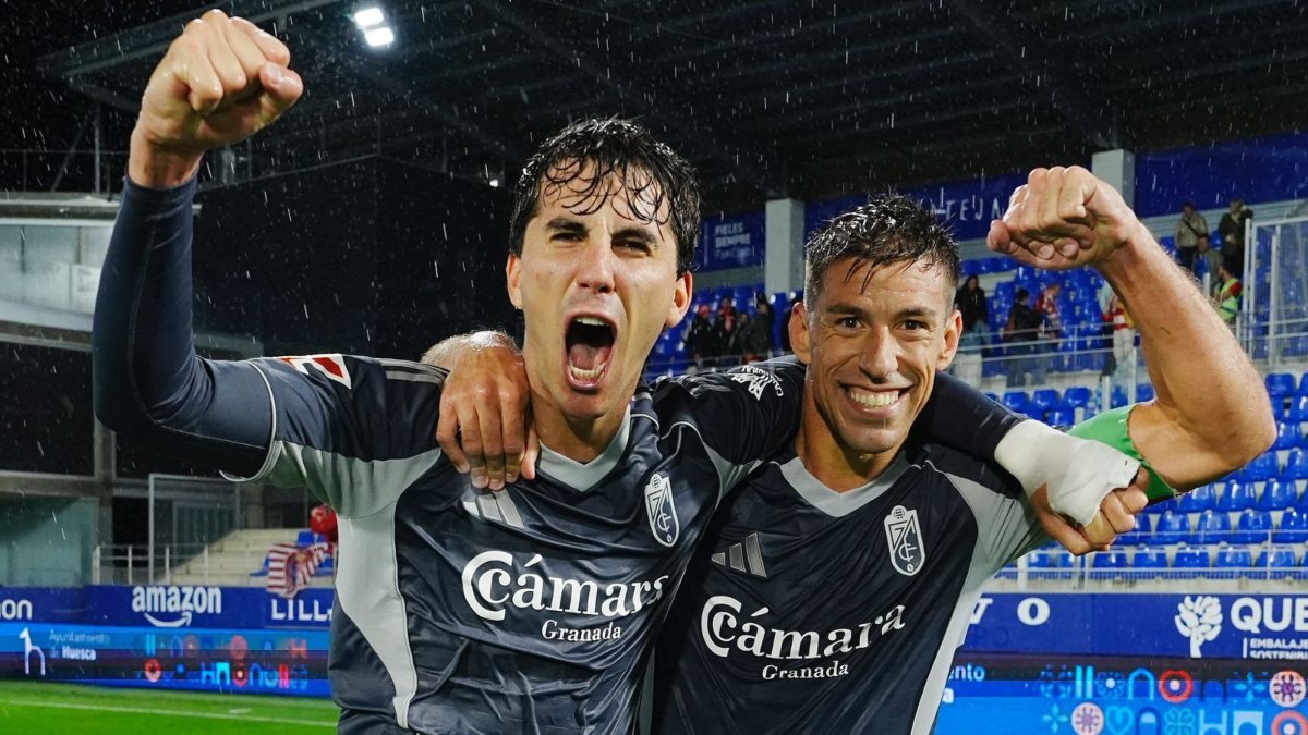 Manu Lama y Rubén Alcaraz celebran la victoria del Granada CF ante el Burgos CF | GCF