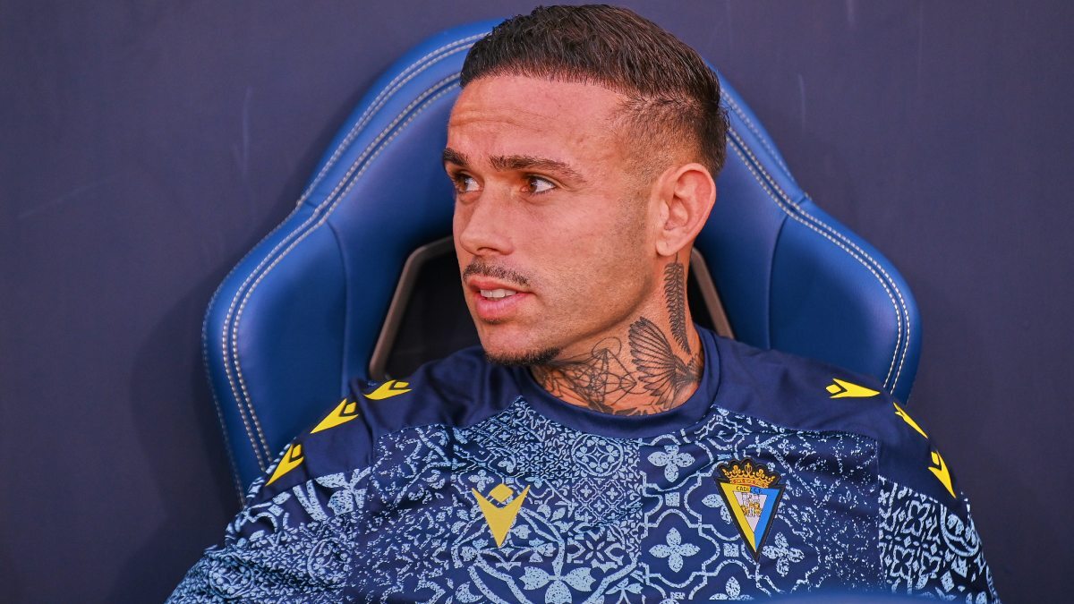 Roger Martí en el banquillo antes del Cádiz CF - CD Mirandés | Salvador López Medina para El MIRA