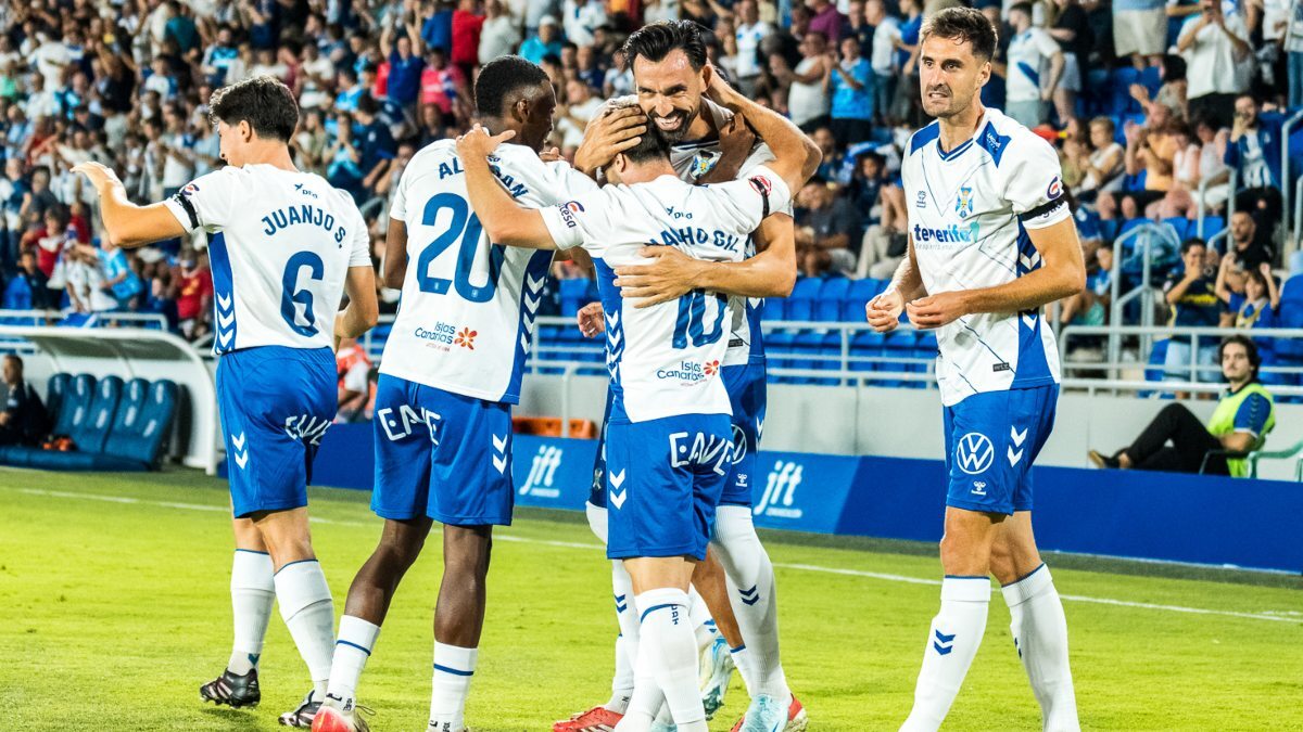 Los jugadores del CD Tenerife celebran un gol en el Heliodoro Rodríguez López | CDT