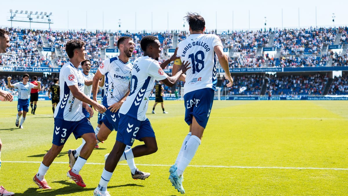 Los jugadores del CD Tenerife celebran un gol en el Heliodoro Rodríguez López | CDT