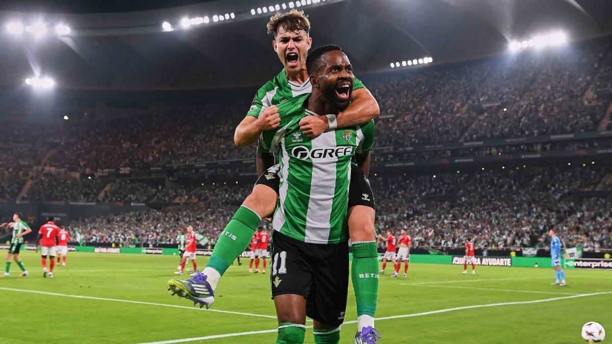 Bakambu celebra con Ángel Ortiz su gol en el Real Betis - Nottingham Forest | Salvador López Medina para El MIRA