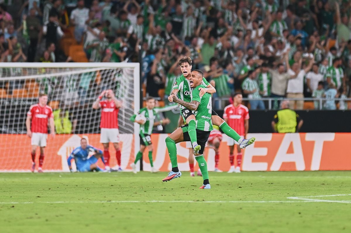 Natan y Valentín Gómez celebran el gol de Antony en el Real Betis - Nottingham Forest | Salvador López Medina para El MIRA