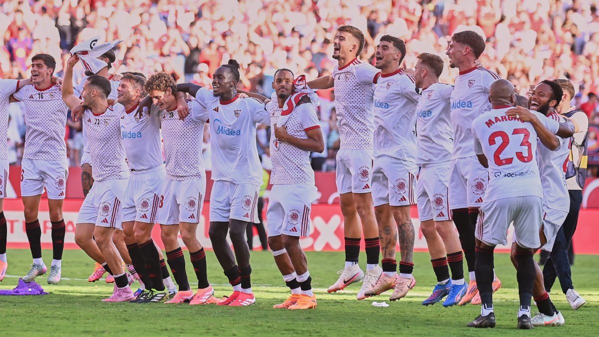 Los jugadores del Sevilla FC celebran la victoria ante el FC Barcelona | Salvador López Medina para El MIRA