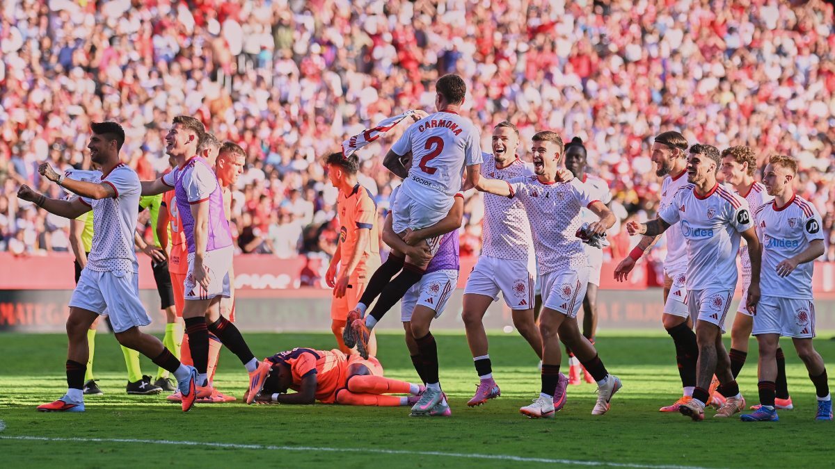 Los jugadores del Sevilla FC celebran la victoria ante el FC Barcelona | Salvador López Medina para El MIRA