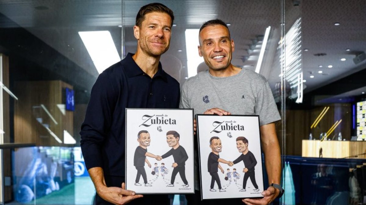Xabi Alonso, entrenador del Real Madrid, y Sergio Francisco, técnico de la Real Sociedad, reciben un distintivo en Zubieta | RSO