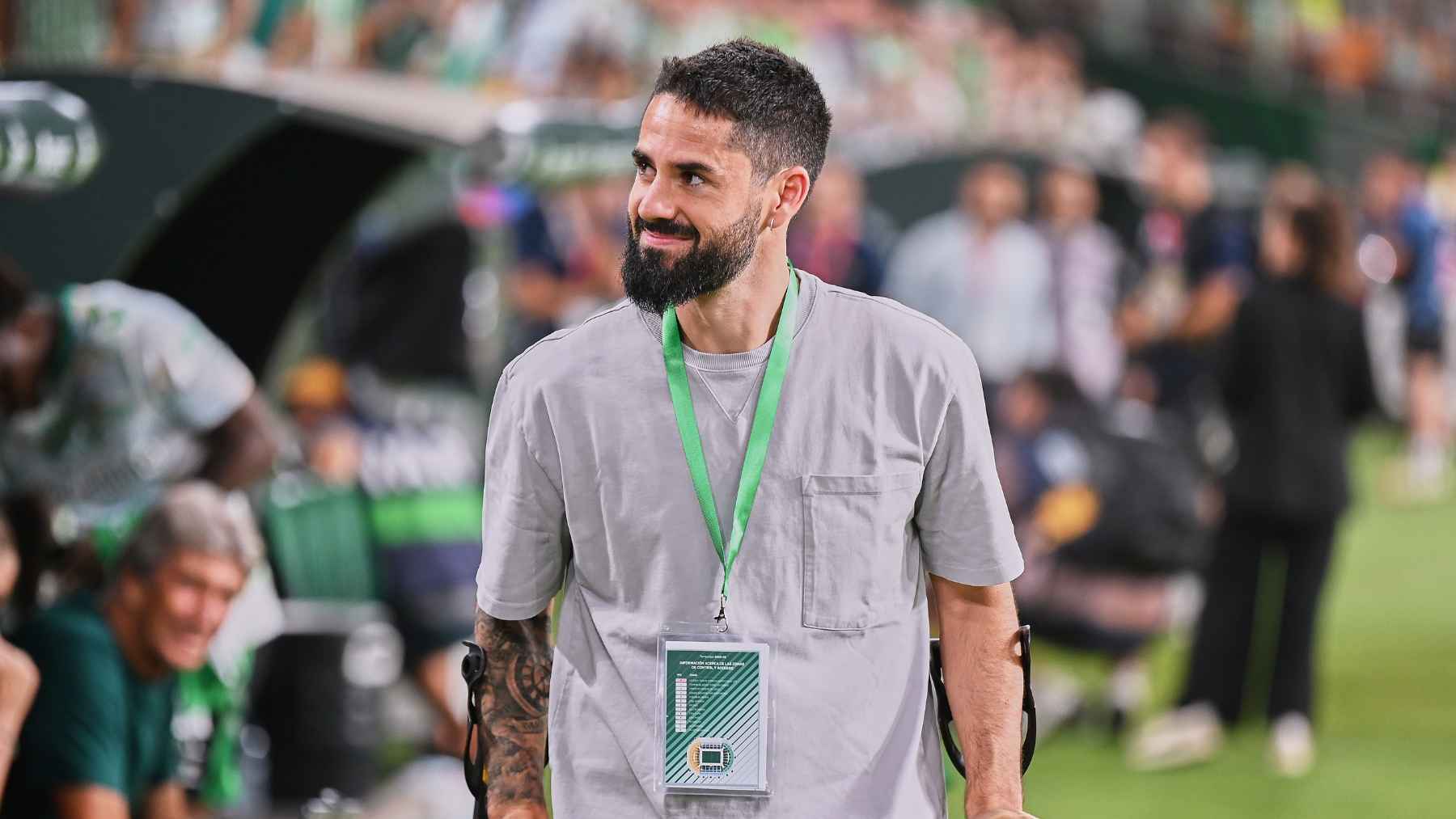 Isco Alarcón aparece con muletas en el Real Betis - Real Sociedad | Salvador López Medina para El MIRA