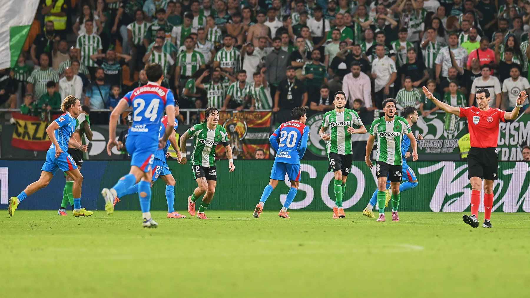 Los jugadores del Betis protestan un posible penalti a Natan en el Real Betis - Atlético de Madrid | Salvador López Medina para El MIRA