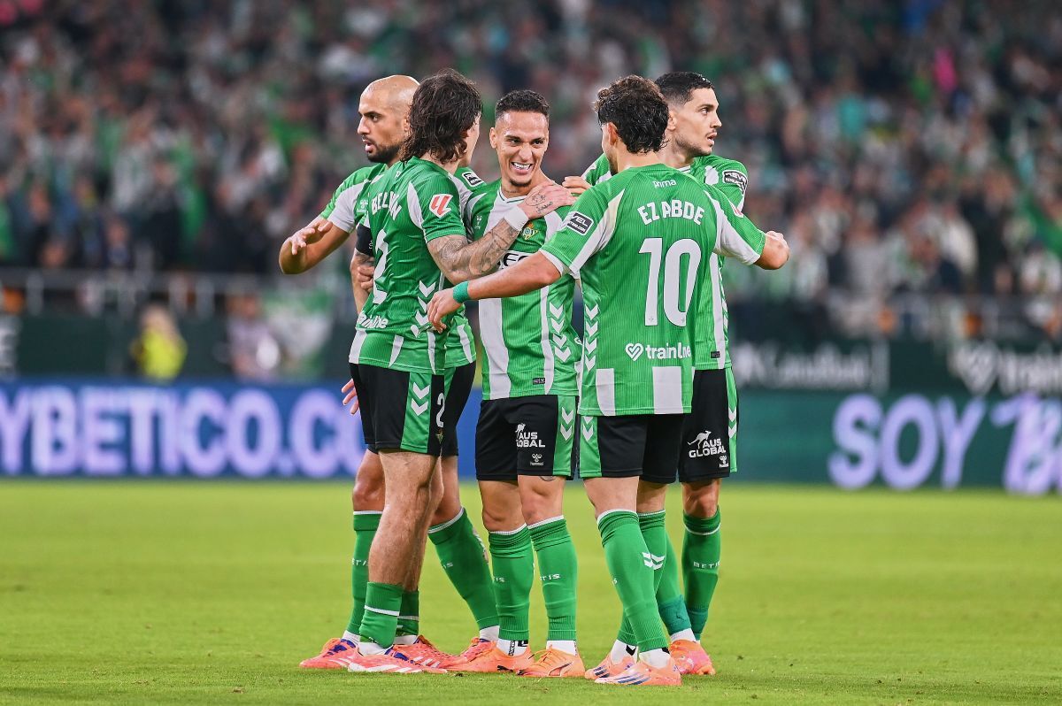 Los futbolistas del Betis celebran el gol de Antony en el Real Betis - Mallorca | Salvador López Medina para El MIRA
