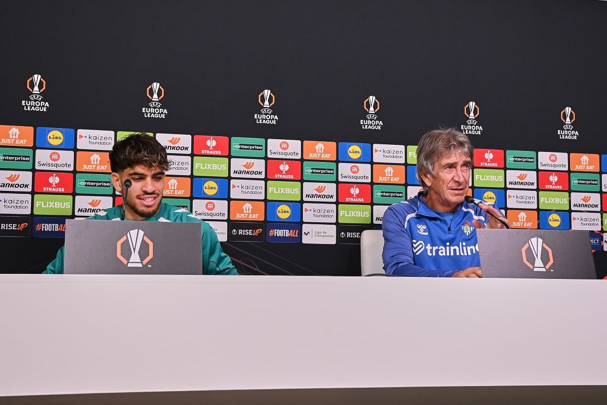 Ez Abde y Manuel Pellegrini en la rueda de prensa previa al Real Betis - Olympique de Lyon | Salvador López Medina para El MIRA