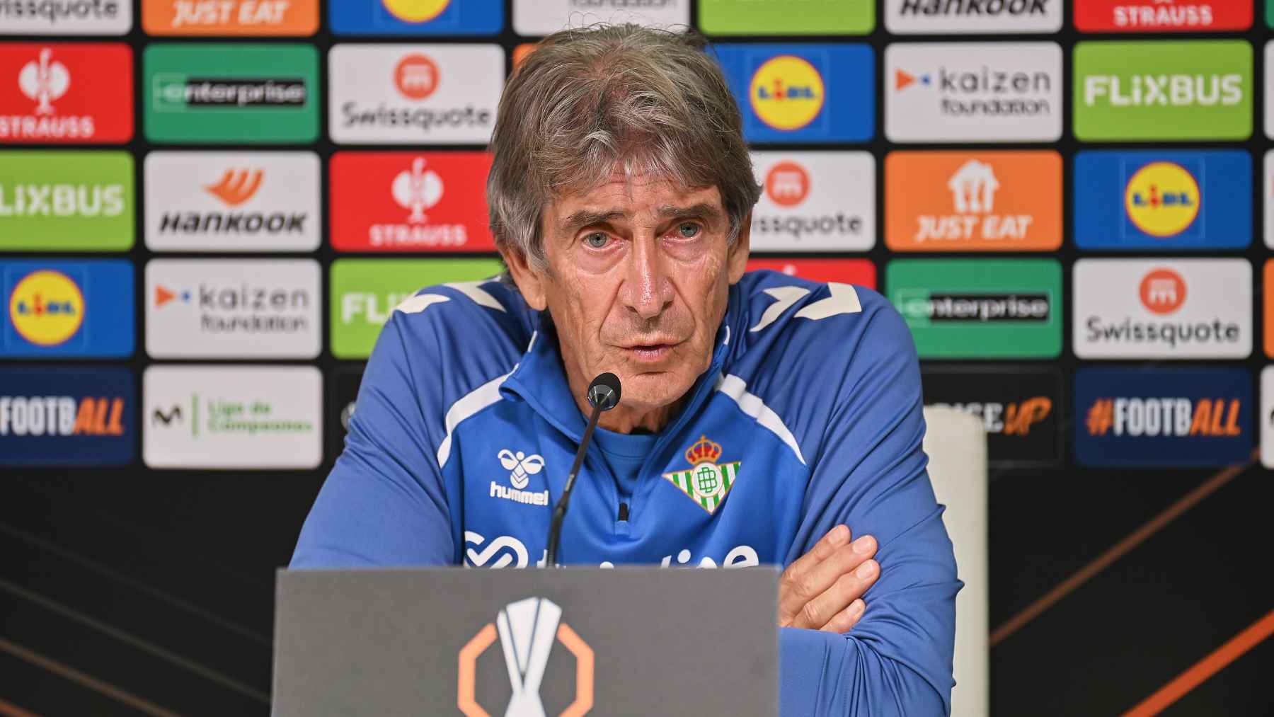 Manuel Pellegrini en la rueda de prensa previa al Real Betis - Olympique de Lyon | Salvador López Medina para El MIRA