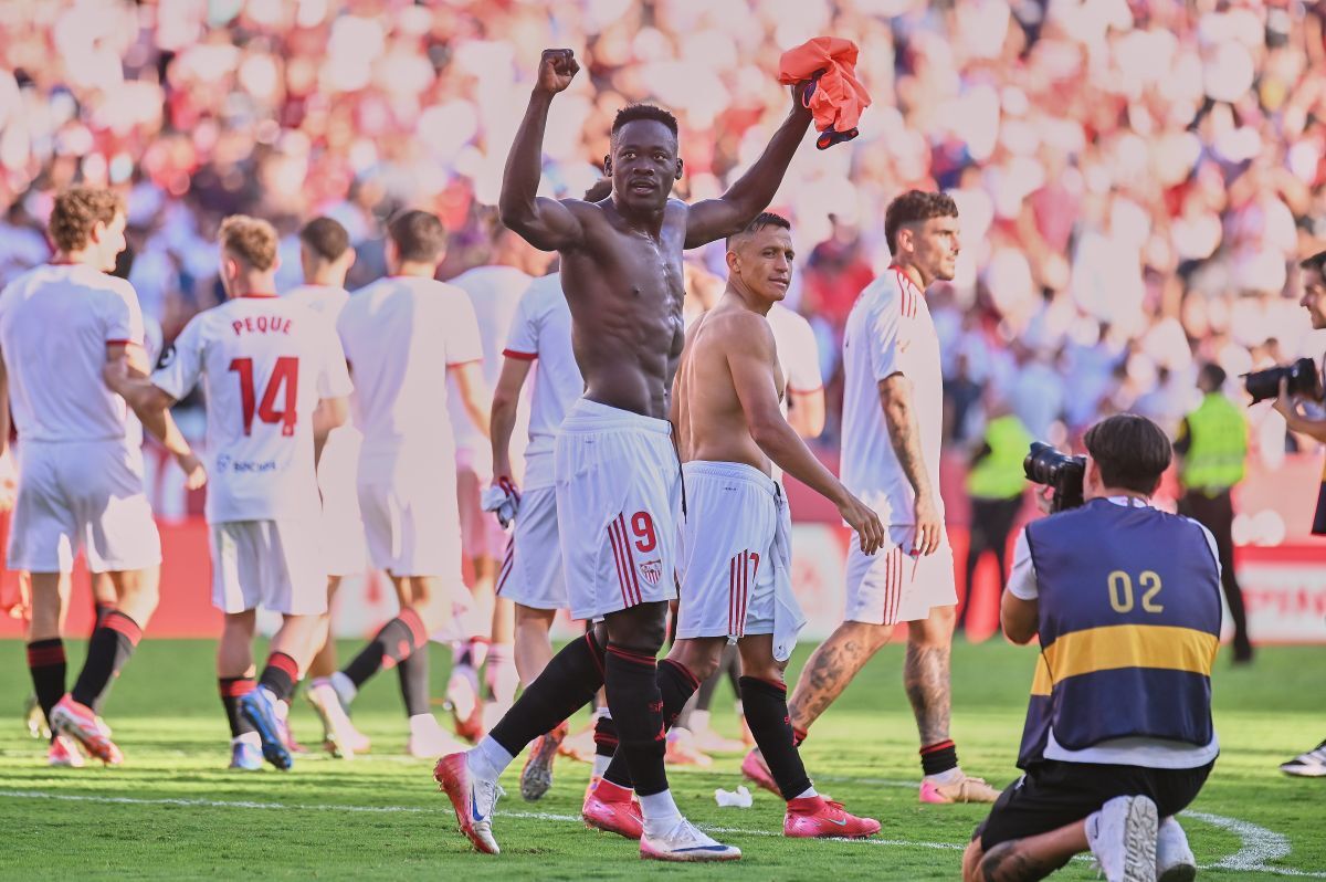 Akor Adams celebra la victoria del Sevilla FC ante el FC Barcelona | Salvador López Medina para El MIRA