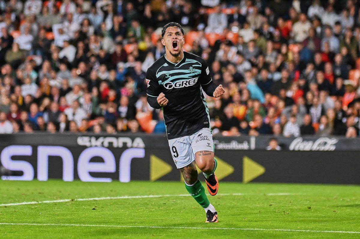 Cucho Hernández celebra su gol en el Valencia CF - Real Betis | Salvador López Medina para El MIRA