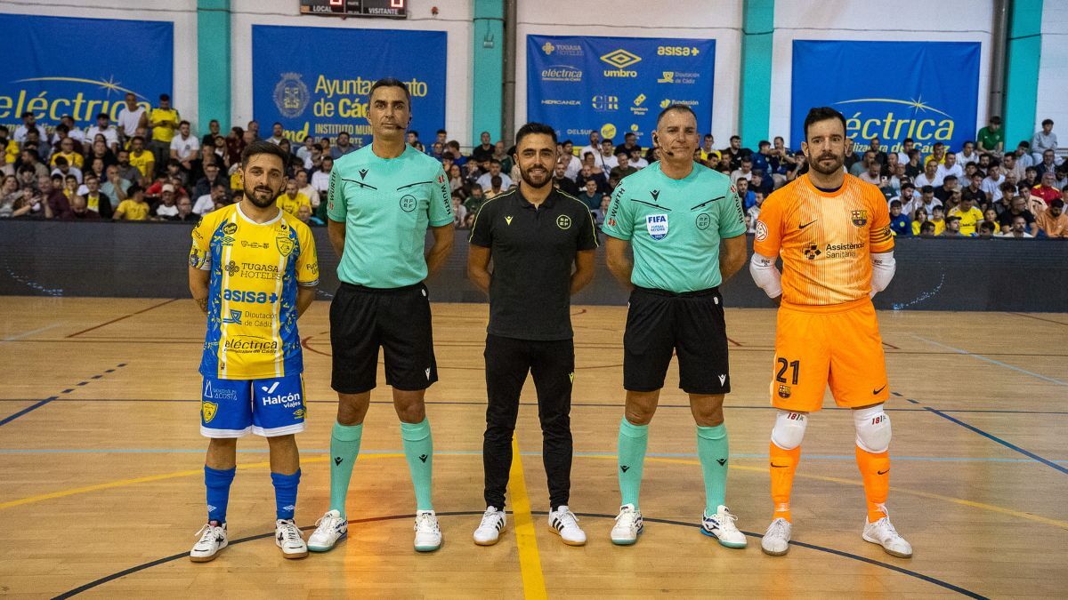 El arbitraje brilla con un trío de élite en un duelo épico | Inicio del encuentro del CD Virgili Cádiz en los dieciseisavos de final de la Copa del Rey ante el FC Barcelona