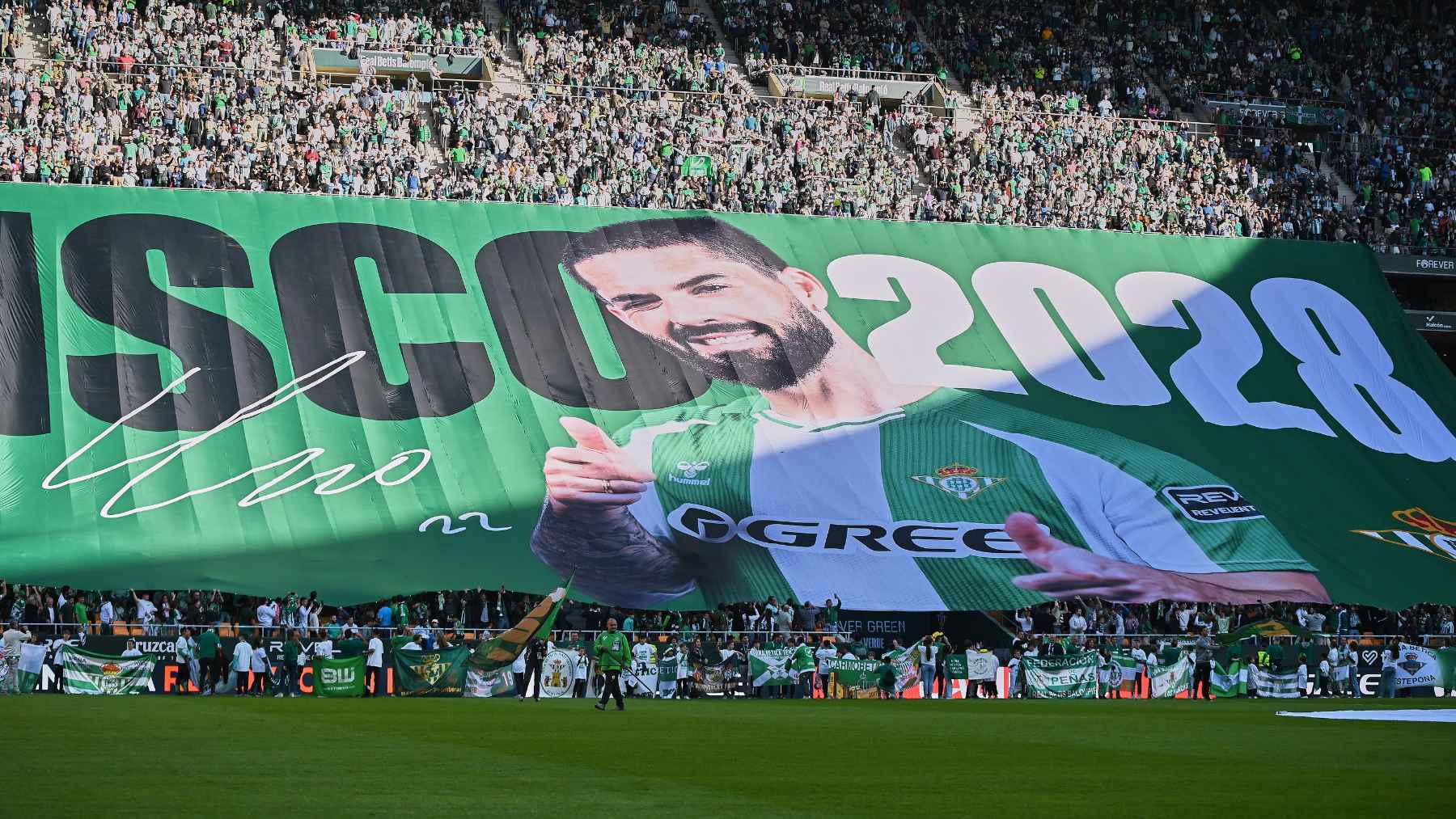 El Real Betis anuncia la renovación de Isco con un tifo en la previa del Betis - Girona | Salvador López Medina para el MIRA