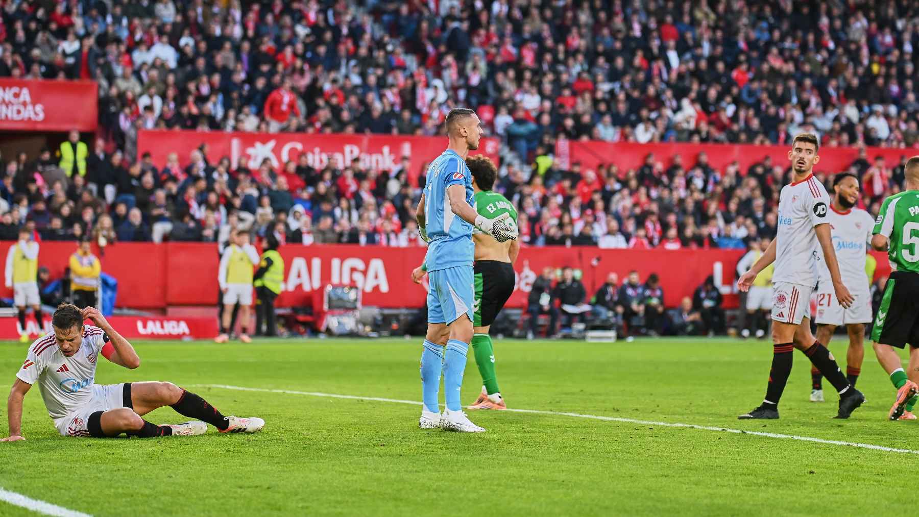 Azpilicueta, Vlachodimos y Kike Salas en el Sevilla FC - Real Betis | Salvador López Medina