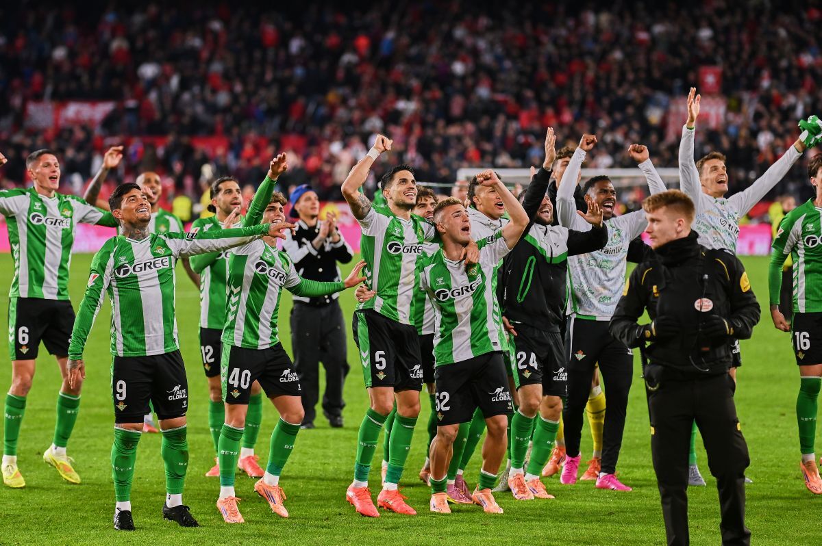 Los jugadores del Real Betis celebran la victoria en El Gran Derbi | Salvador López Medina