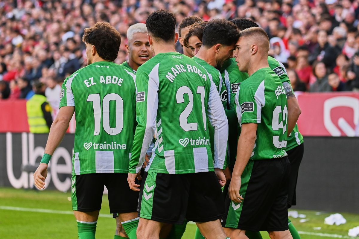 Los jugadores del Real Betis celebran el gol de Pablo Fornals en El Gran Derbi | Salvador López Medina