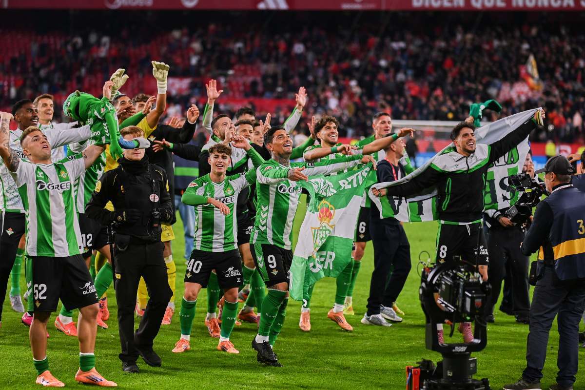 Los jugadores del Real Betis celebran la victoria en El Gran Derbi | Salvador López Medina