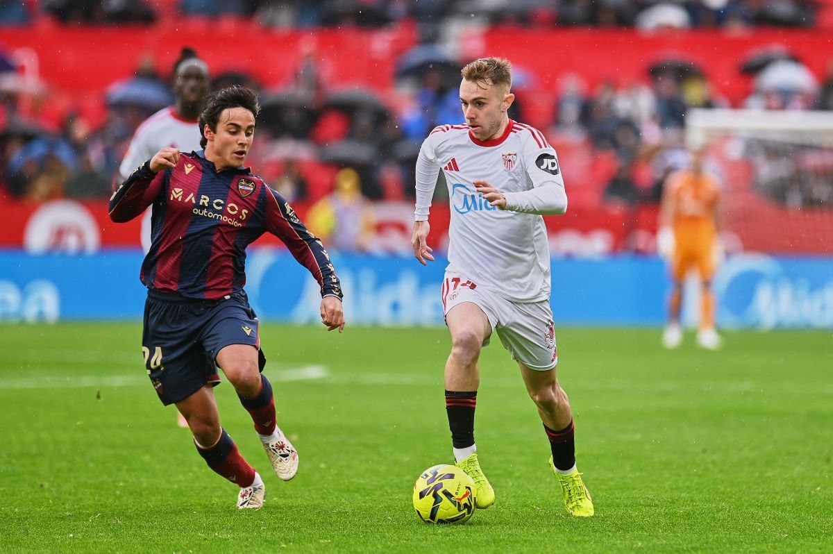 Peque y Carlos Álvarez en el Sevilla FC - Levante UD | Salvador López Medina