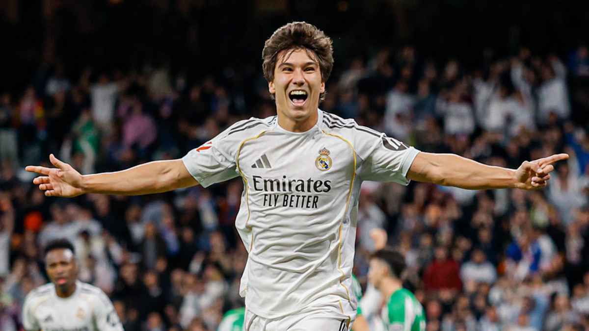 Gonzalo García celebra uno de sus goles en el Real Madrid - Real Betis | @RealMadrid