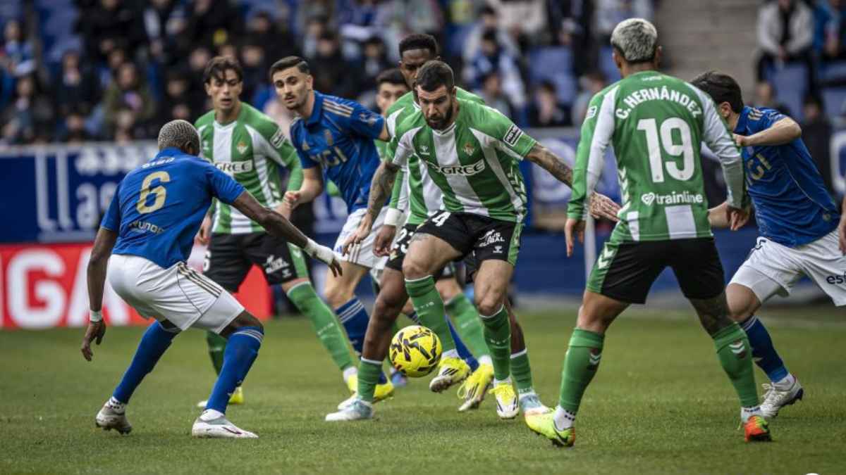 Aitor Ruibal en el Real Oviedo - Real Betis | LaLiga