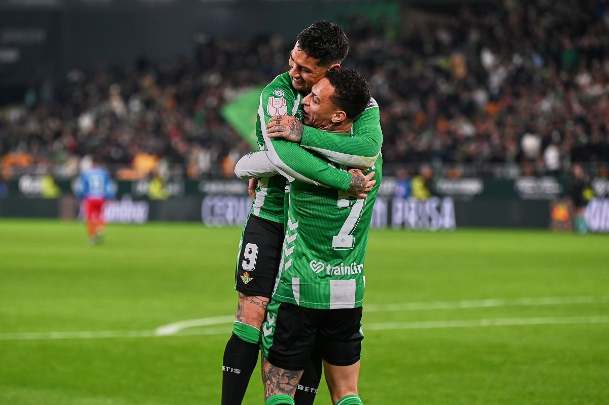 Chimy Ávila y Antony en el Real Betis - Elche CF | Salvador López Medina