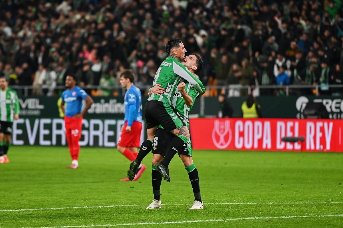 Marc Bartra y Chimy Ávila celebran la victoria del Real Betis ante el Elche CF | Salvador López Medina