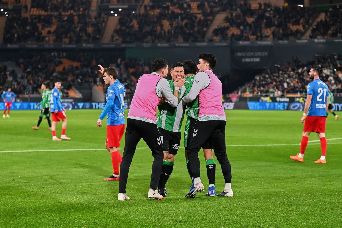 Marc Bartra celebra con Chimy Ávila, Marc Roca y Fornals el primer gol del Real Betis ante el Elche CF | Salvador López Medina