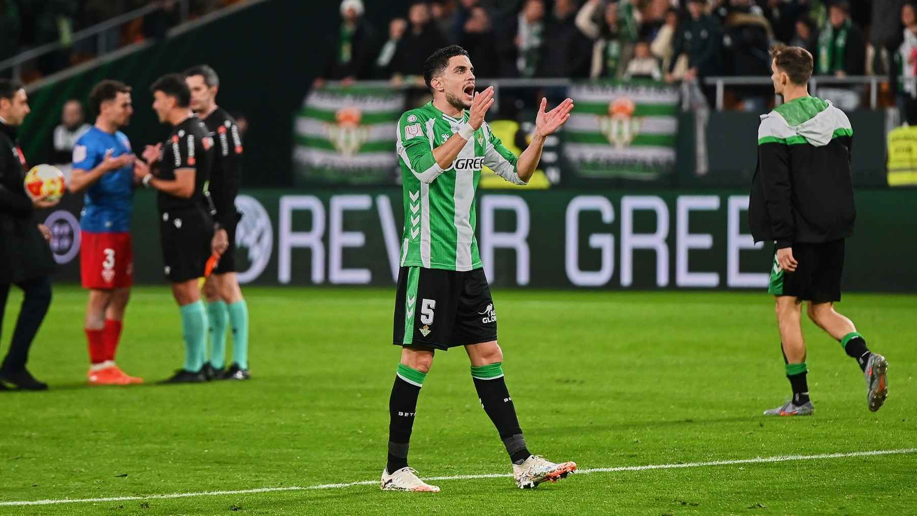 Marc Bartra agradece a la afición tras la victoria del Real Betis ante el Elche CF | Salvador López Medina