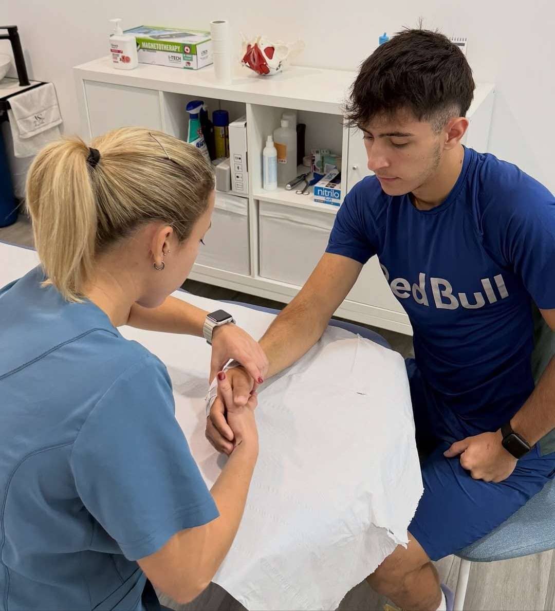 El piloto de motociclismo José Antonio Rueda llevando a cabo una sesión de rehabilitación | rueda.jr99