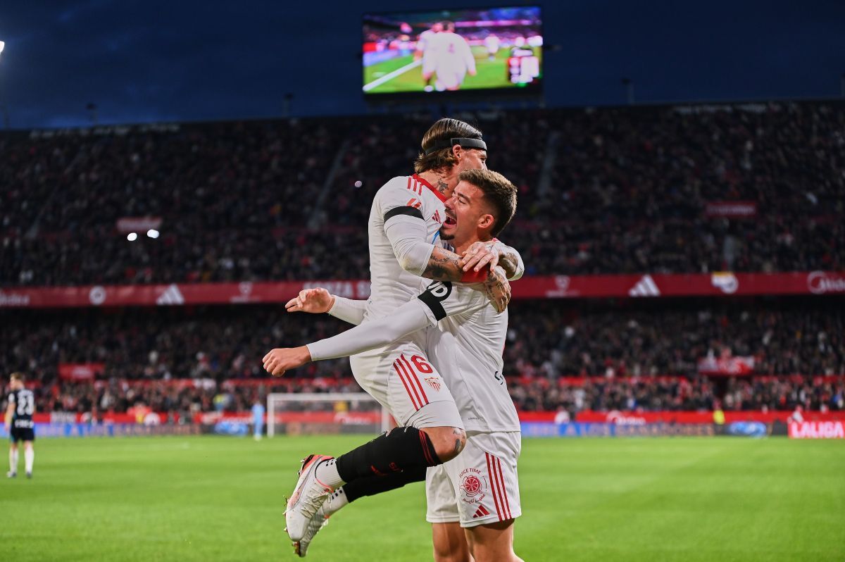 Kike Salas y Gudelj en el Sevilla FC - Athletic Club | Salvador López Medina para El MIRA