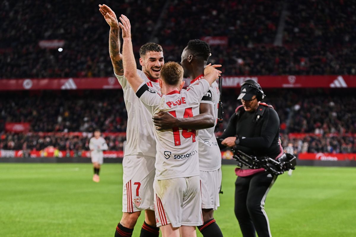 Isaac Romero, Peque y Akor Adams celebran un gol en el Sevilla FC - Athletic Club | Salvador López Medina para El MIRA