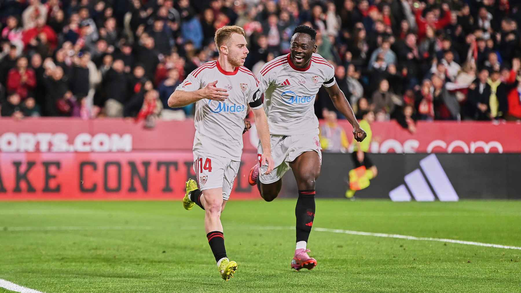 Peque y Akor Adams en el Sevilla FC - Athletic Club | Salvador López Medina para El MIRA