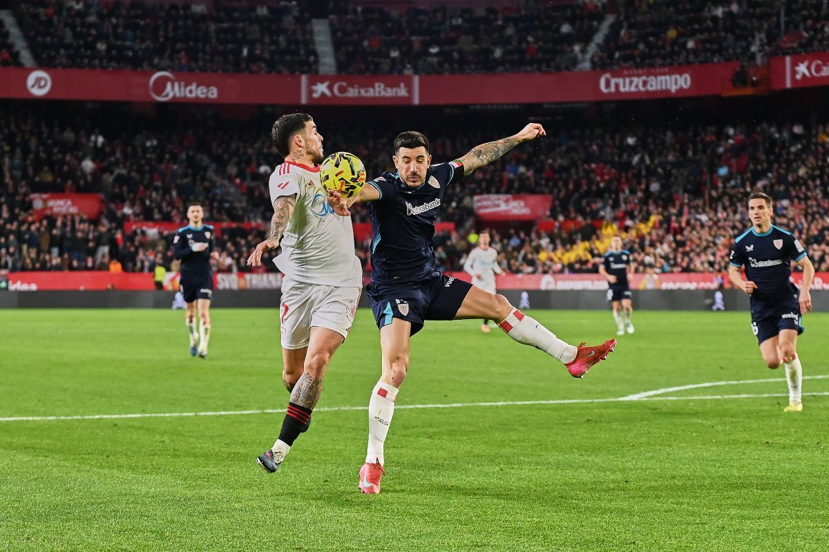 Mano de Yuri dentro del área en el Sevilla FC - Athletic Club | Salvador López Medina para El MIRA