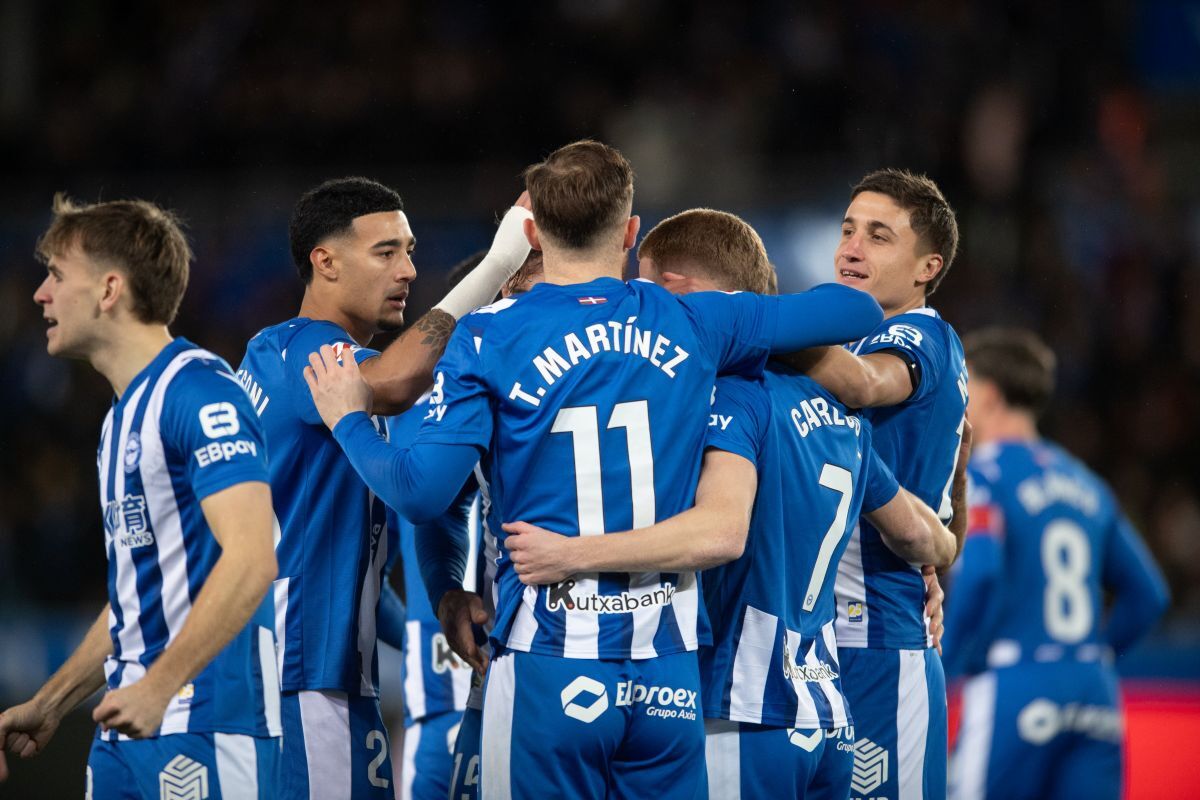 Los jugadores del Alavés celebran el gol de Carlos Vicente ante el Real Betis | @Alaves
