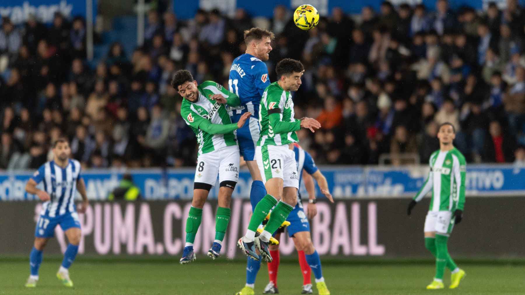 Toni Martínez junto a Fornals y Marc Roca en el Alavés - Real Betis | @Alaves