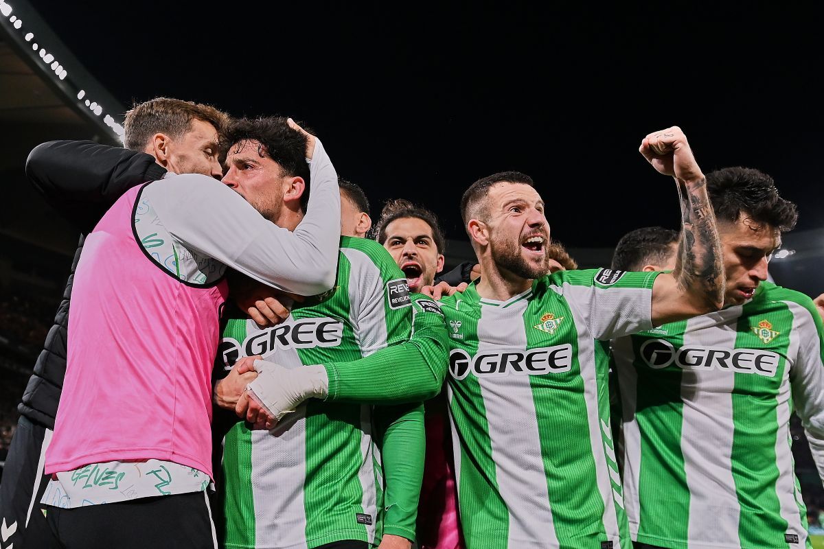 Los jugadores del Betis celebran el gol de Fornals en el Real Betis - Villarreal | Salvador López Medina para El MIRA
