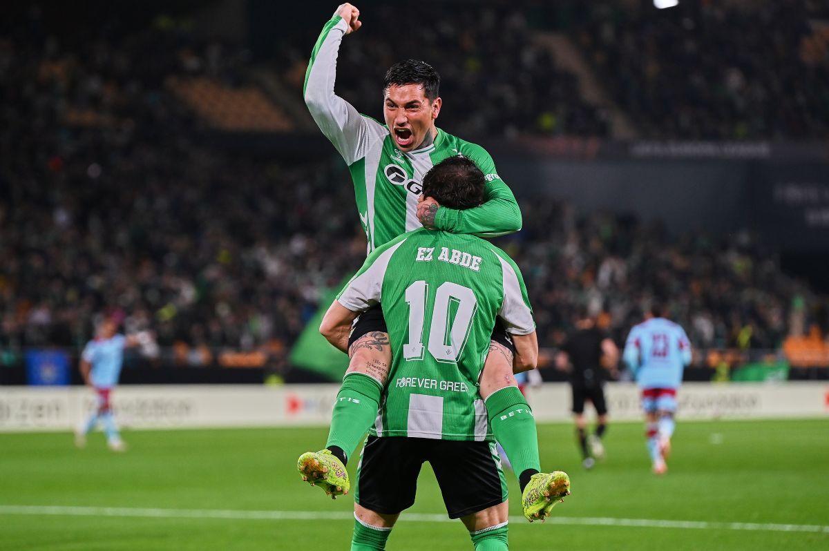 Chimy Ávila y Abde en el Real Betis - Feyenoord | Salvador López Medina