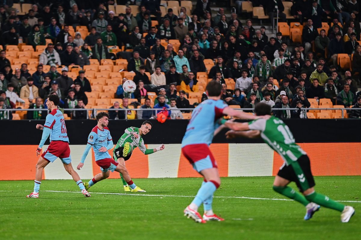 El centro de Antony en el gol de Abde en el Real Betis - Feyenoord | Salvador López Medina