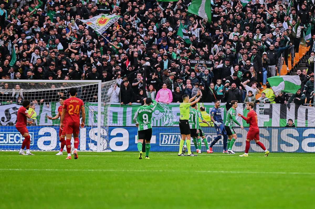 Álvaro Valles celebra su penalti parado en el Real Betis - Valencia CF | Salvador López Medina