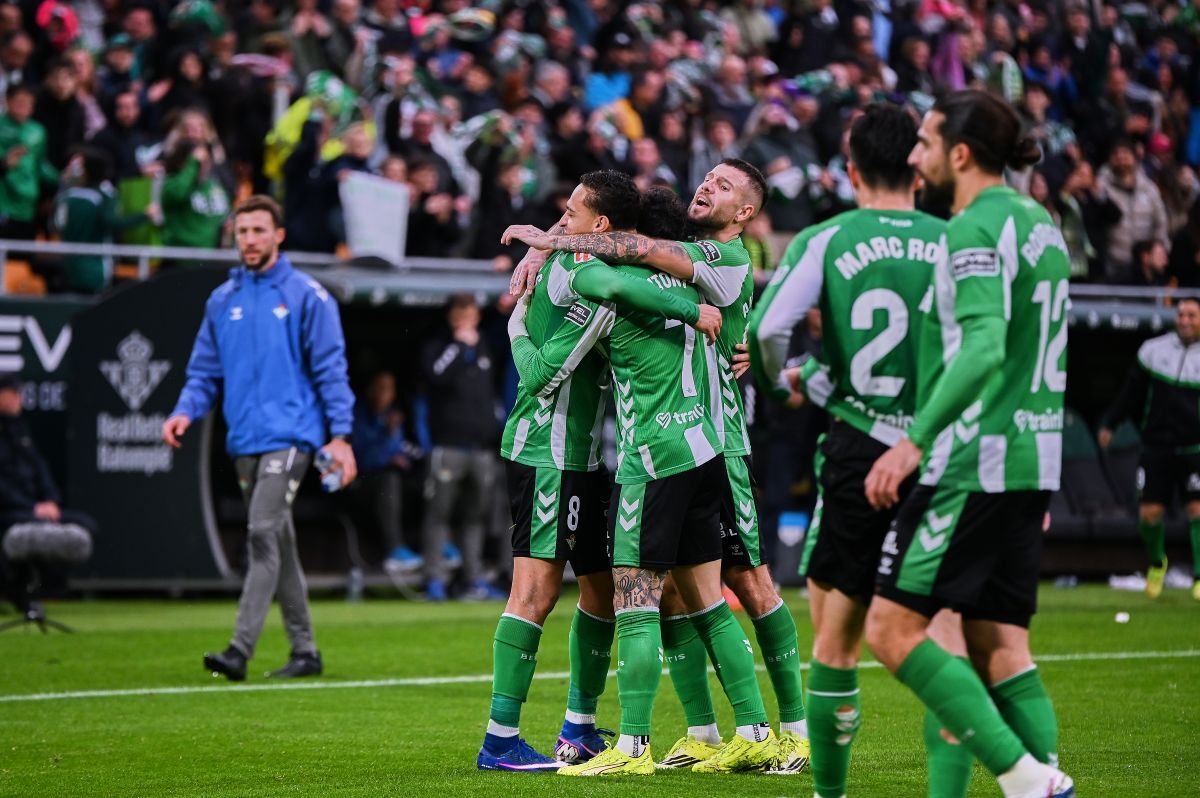 Los jugadores del Betis celebran el gol de Pablo Fornals en el Real Betis - Valencia CF | Salvador López Medina