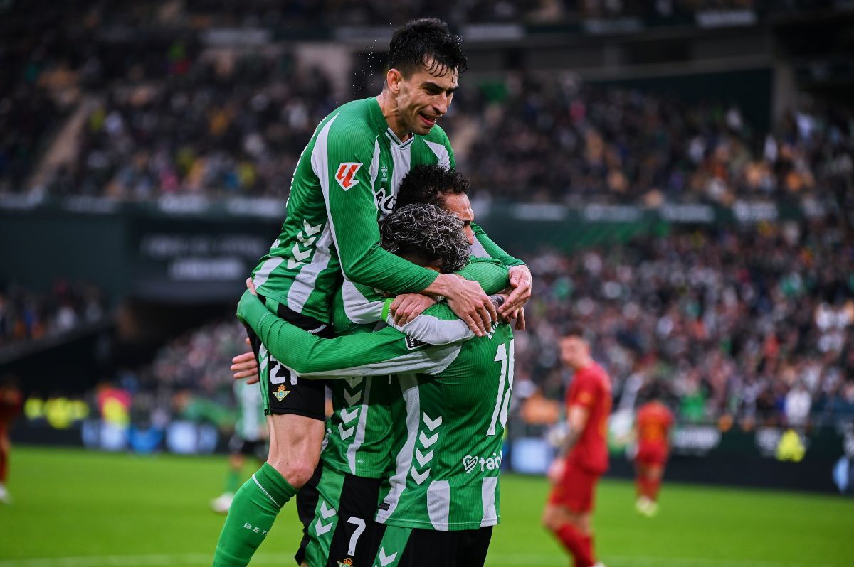 Marc Roca y Antony se abrazan a Deossa en el momento del gol de Fornals | Salvador López Medina